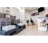 Beauté des mains russe avec pose de vernis semi-permanent