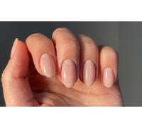 Beauté des mains russe avec pose de vernis semi-permanent