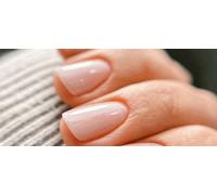Beauté des mains russe avec remplissage gel toute longueur d ongles