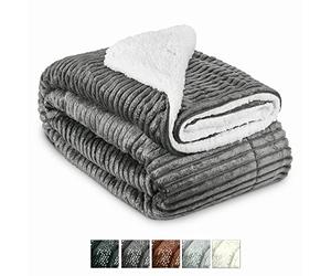 Beautissu XXL Plaid Canape Sherpa 150x200 cm Elisa - Doux Plaid Anthracite Chaud pour Hiver, Canapé - Couverture Polaire avec Effet Scintillant et Imitation Peau d'agneau