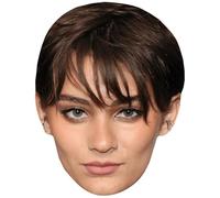 Bec Lauder (Fringe) Big Head. Masque Plus Grand Que Nature.