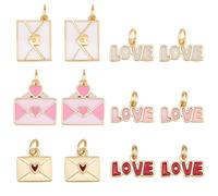 Beebeecraft 1 boîte de 12 breloques Émaillées Sur le Thème de L'Amour en Laiton Plaqué Or 18K 3 styles Différents Rose et Rouge avec le Mot « Amour » et une Enveloppe. Idéal pour la Saint Valentin et