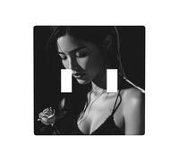 Belle femme tenant une seule rose double gang couvercle de plaque murale interrupteur décor taille standard - 11,4 x 11,4 cm