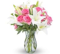 Benchmark Bouquets Roses rose clair et lys orientaux blancs, avec vase (fleurs fraîchement coupées)