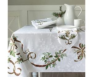 Benson Mills Merry Ribbons Nappe de Noël en Tissu Jacquard imprimé, Nappe de Noël élégante pour Toutes Les Vacances et l'hiver (rectangulaire 152,4 x 264,2 cm)