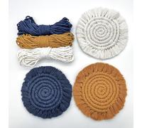 Bergin & Bath Kit de dessous-de-verre en macramé pour apprendre à faire trois sets de table en jaune, bleu marine et blanc. Kit de loisirs créatifs pour adultes et adolescents. Idée cadeau créative.