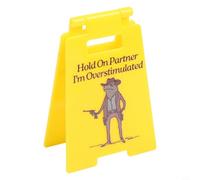 Besttoolifes Panneau humoristique en plastique Hold On I'm Overstimulated pour bureau, 10 x 6,7 cm ou 16 x 9 cm, jaune, pour espaces de travail, bureaux à domicile, collègues (S)