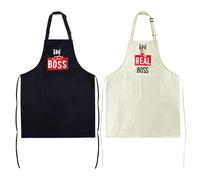 BETESSIN 2Pièces Tablier de Cuisine Chef Couple Apron The Real Boss Motif avec Poche pour Fiançailles Mariage Anniversaire Barbecue Ménage Familial(Noir et Beige)
