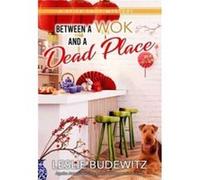Between A Wok And A Dead Place by Leslie Budewitz Leslie Budewitz (Auteur)