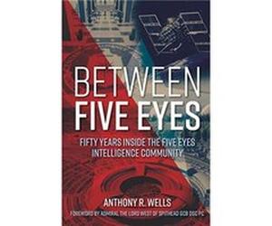 Between Five Eyes by Anthony R Wells Anthony R Wells (Auteur)