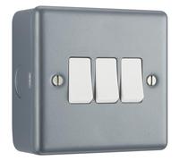 BG Electrical MC543 Interrupteur mural triple avec boîtier de montage, 2 voies, résistant aux rayures, profil plat industriel, plaqué métal, gris, 20 A, 16AX, MC543