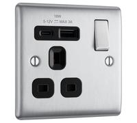 BG Electrical NBS21UAC18B Prise murale à interrupteur unique avec ports de charge USB de type A et de type C, charge rapide, bords arrondis, Nexus métal, acier brossé, inserts noirs, 13 A, NBS21UAC18B