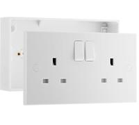 BG Electrical Prise murale à double interrupteur et boîtier arrière monté en surface 32 mm, 2 prises à bord carré, série Nexus 900, blanc moulé, IP20, 13 A, 922/902