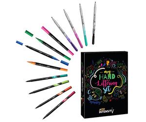 BIC My Hand Lettering Kit - Stylos Feutres Intensity (x20 / 0,4 mm)/Medium (x12 / 0,7mm)/Dual Tip (x12 / Pointe Fine + Pinceau) et Modèles de Calligraphie, Coffret Cadeau de 44