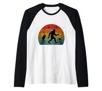 Bigfoot Attrape-pêche rétro Coucher de soleil Sasquatch Bass Manche Raglan