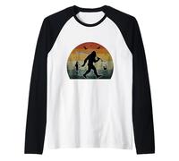 Bigfoot Attrape-pêche rétro Coucher de soleil Sasquatch Bass Manche Raglan