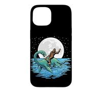 Bigfoot chevauchant des créatures cryptozoologiques lunaires du Loch Ness Coque pour iPhone 15