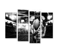 bilderfelix Tableau sur toile Casque de joueur de football américain avec ballon dans le stade noir et blanc - Toile 126x80 cm - 4 panneaux