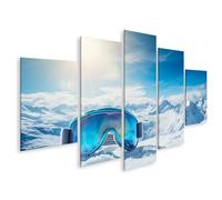bilderfelix Tableau sur toile Les lunettes de ski et de snowboard reposent dans la neige des montagnes alpines - Toile 170x80 cm - 5 panneaux