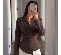 Blazer marron à rayures fines avec taille enveloppée, col à revers, ourlet asymétrique, manches longues, veste ajustée pour le début de l'automne, les trajets, les entretiens, les affaires et les négo