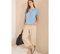 Blouse à manches courtes avec col fendu dans un look denim