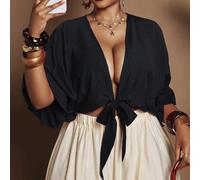 Blouse à manches courtes avec nœud papillon, col ouvert, texture en tissu, couleur unie, pour femmes grandes tailles. Nouvelle collection été 2026. Idéale pour les fêtes de fin d'études, les jeux de r