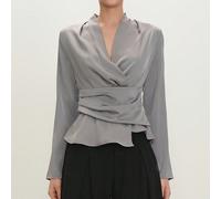 Blouse à manches longues avec col en V, froncée à la taille avec lien, grise. Basique minimaliste élégante et chic pour le travail. Convient pour le bureau, l'enseignement, les invités de mariage, les