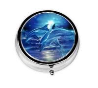 Blue Ocean Dolphin Cette petite boîte à pilules ronde imprimée est un organisateur portable pour pilules et vitamines, parfait pour les poches, les sacs à main et les voyages.