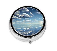 Blue Sky and White Clouds Boîte à pilules ronde en fer galvanisé avec 3 compartiments en plastique 5,1 x 5,1 x 1,8 cm