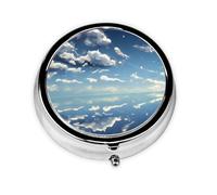 Blue Sky and White Clouds Pilulier à 3 compartiments, une boîte à médicaments portable qui peut contenir des vitamines, des médicaments, de l'huile de poisson et des suppléments.