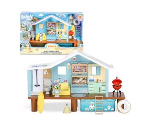 Bluey Beach Cabin Playset, Maison de la Plage du Chien Bleu, Jouet avec Figurine, Accessoires, Piscine, Lunettes, Flotteur, Barbecue, Maison Bleue, célèbre (BLY66000)