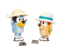 Bluey Lot de 2 figurines - En vacances, figurines de 6,3 cm avec accessoires, les enfants peuvent recréer leurs moments préférés de l'épisode, les figurines comprennent des chapeaux amovibles