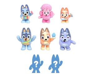 Bluey Lot de Figurines Fuzzies Deluxe avec 6 Mini Figurines de Collection spécialement floquées. Comprend 2 Figurines Surprise (Pack Aveugle), Cartes à Collectionner et Guide à Collectionner. 80 à