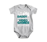 Body bébé Coton, I'm Proof Daddy Doesn't Game All The Time 4 | 100 % coton doux, manches courtes, boutons-pression, imprimé fun. Confortable et facile d’entretien au quotidien
