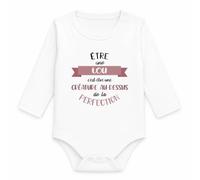 Body Bébé Manches Longues Être une Lou c'est Être une Créature au-Dessus de la Perfection | Coton 170 g/m² Blanc 3 mois à 18 mois | Bébé Fille Garçon Mixte | Cadeau Naissance Baby Shower Bapteme
