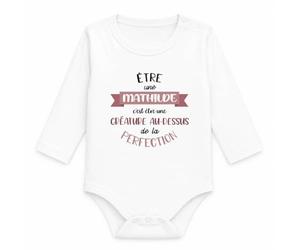Body Bébé Manches Longues Être une Mathilde c'est Être une Créature au-Dessus de la Perfection | Coton 170 g/m² Blanc 3 mois à 18 mois | Bébé Fille Garçon Mixte | Cadeau Naissance Baby Shower Bapteme