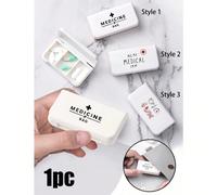 Boîte à médicaments mini à 3 compartiments blanche, organiseur de pilules portable. Il y a des lettres anglaises médicales et des motifs de couleurs médicales, y compris des casquettes d'infirmière et