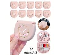 Boîte à outils de couture avec couronne de fleurs et initiales roses. Lettres de A à Z. Cadeau parfait pour les débutants en couture : 1 mini set de couture portable - pliable, fournitures et accessoi