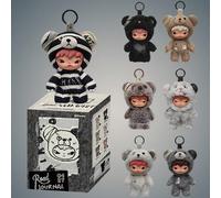 Boîte aveugle de porte-clés en peluche de la série Journal de la route Hirono de POP MART. Figurine de collection d'ours de décoration de bureau. Cadeau pour les fans d'anime et de POP MART (1 boîte u
