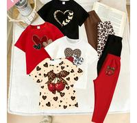 Boîte aveugle envoyée au hasard 1 set Filles tout-petits créatif imprimé léopard cœur cerise nœud cœur papillon motif à pois impression de slogan de lettre T-shirt court basique + ensemble de leggings