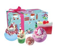 Bomb Cosmetics Christmas Chillin' With My Gnomies Coffret cadeau 5 pièces fait main pour le bain et le corps, bombes de bain, savon et mauve de bain aux huiles essentielles