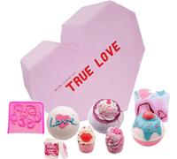Bomb Cosmetics Coffret cadeau True Love Boule 3 pièces + Savon 2 pièces + Cupcake 2 pièces + Baume à lèvres