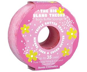 Bomb Cosmetics Éponge 2 en 1 infusée de savon pour le corps, exfoliante, triple beurre avec savon à l'intérieur de la théorie du Big Ylang