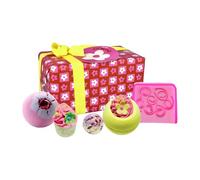 Bomb Cosmetics Flower Power Ensemble de 5 pièces pour le bain et le corps faits à la main avec des huiles essentielles, comprend des bombes de bain, du savon, de la mauve et de la crème de bain