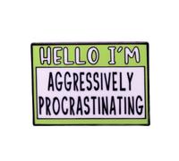 Bonjour je suis agressivement tergiverse en émail en émail procrastination patient broche lettres drôles slogan texer nouveauté badge vêtements accessoires sac à dos bijoux cadeau, vert