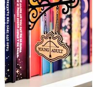 Book Nook Tavern Panneaux - Étiquettes de Genre Artisanales avec Supports Suspendus, Décoration de Bibliothèque Style Taverne, Séparateurs Uniques pour Étagères, Cadeau pour Amoureux des (A)