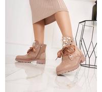 Bottes cheville enrobé noir avec perles et grand nœud - Élégance urbaine et détail couture Style affirmatif avec des embouteillages noirs vernies, conquêtes pour rabatteurs captifs.La semelle crantée 