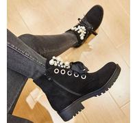 Bottes cheville enrobé noir avec perles et grand nœud - élégance urbaine et détail de haute couture Style affirmatif avec des embouteillages noirs vernies, conquêtes pour rabatteurs captifs.La semelle