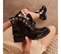Bottes cheville enrobé noir avec perles et grand nœud - Élégance urbaine et détail de haute couture Style affirmatif avec des embouteillages noirs vernies, conquêtes pour rabatteurs captifs.La semelle