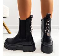 Bottes de style Chelsea VIKIVIKI avec une semelle épaisse et des détails de chaîne métallique décorative à l'arrière. Un design moderne et accrocheur qui allie confort et personnalité, ces bottes sont